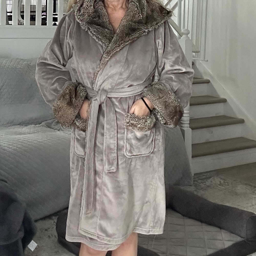 Pottery Barn women’s robe Lightly worn a few times. Excellent condition.